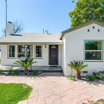 *Family Getaways* Charming Pool Home by Downtown