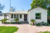 *Family Getaways* Charming Pool Home by Downtown