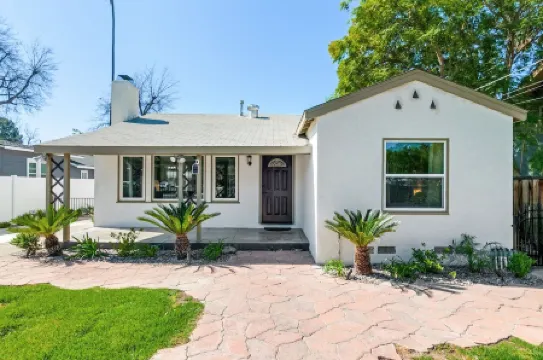 *Family Getaways* Charming Pool Home by Downtown