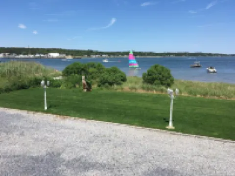 Hamptons Waterfront- Great Location!