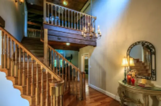 Private Mountain Getaway with Amazing Views, Location, & Space