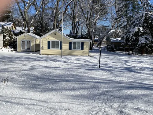 Quaint cottage one block from water