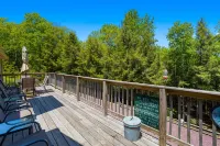 All-in-One - Game Room, Golf Simulator, Hot Tub, BBQ, EV Charger in Jim Thorpe!