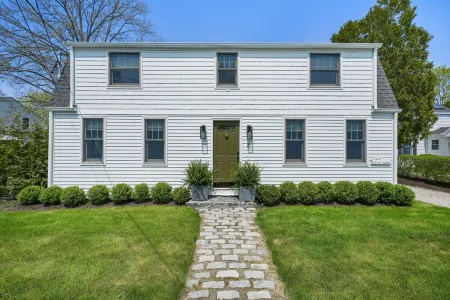 A Modern Antique Home - steps to Dock Square and harbor Отели в г. Кеннебанкпорт