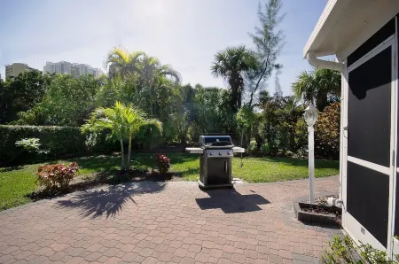 Groups, Families & Pet Owners Dream! 3min walk to beach & 7min to National Park!