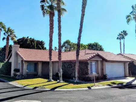 Beautiful Remodeled Palm Desert 3 bedroom 2 bath with an office Home Отели рядом с достопримечательностью «Палм-Дезерт Палмс»