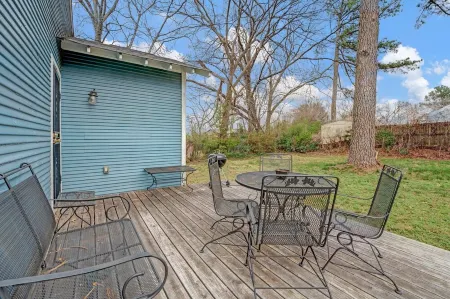 Funky & Fun - Home centrally located in Memphis! Отели рядом с достопримечательностью «Зоопарк Мемфиса»