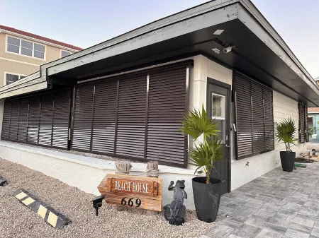 Siesta Key Cottage – Best Value, 100 ft to Gulf Beach! Отели рядом с достопримечательностью «Кресент Бич»