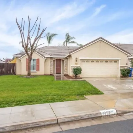 Fresno House - BBQ, Fire Pit, 3 Bed, 2 Bath & 2 Car Garage!