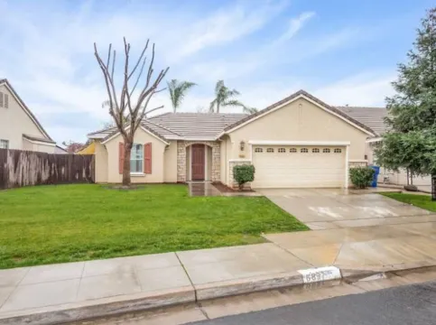 Fresno House - BBQ, Fire Pit, 3 Bed, 2 Bath & 2 Car Garage!