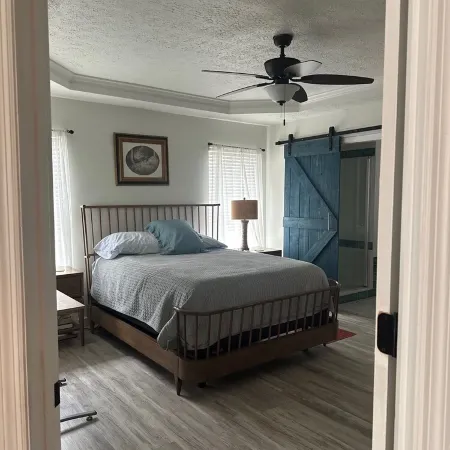 Family and small dogs friendly. Close to interstate, 15 minutes from Nashville