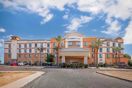 Comfort Suites Glendale - State Farm Stadium Area Отели в г. Глендейл