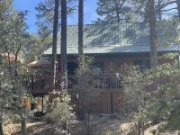 Log Cabin in the Pines with short walk to Downtown. Weekly Discounts