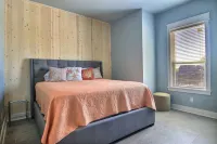 In-town coastal getaway, with a heated pool & level 2 Tesla EV charger on site. The Dunes Condominiums附近的飯店