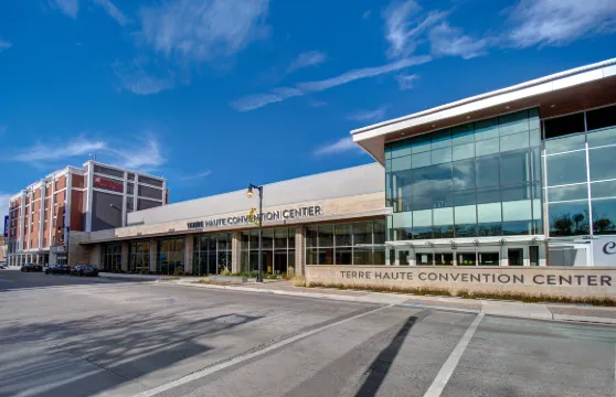 特雷霍特希爾頓花園旅館