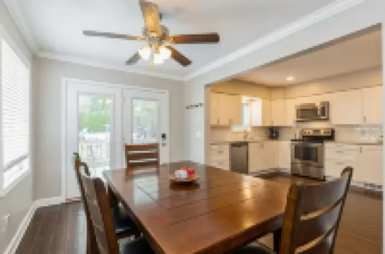 Modern 3-Bed,2-Bath Retreat