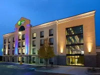 Holiday Inn Express & Suites Batavia - Darien Lake Hotels in Batavia