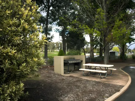 Red Cedars Motel Отели в г. Sutton