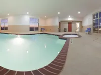 Holiday Inn Express & Suites ALVARADO by IHG - Swimmingpools