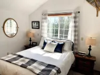 Cozy 2-bdrm dogs-welcome cabin w/ hot tub in private riverfront setting