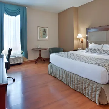 Clayton Plaza Hotel & Extended Stay Hotel berhampiran Taman Forest