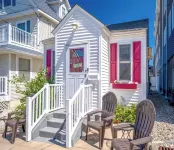 Charming Cottage in Seaside Heights, 3 Houses from Beach, Parking, Beach Badges