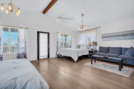 3Br Retreat – 2 Mins to WinStar  + Fire Pit Fun”