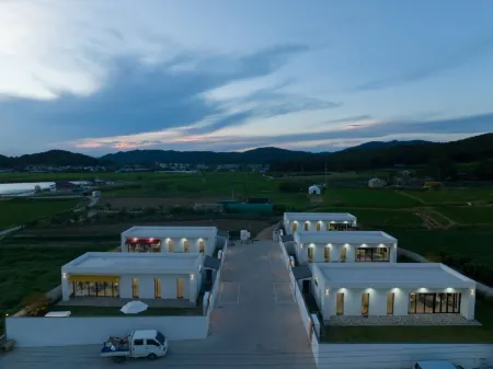 Gyeongju 835 Staypool Villa Отели рядом с достопримечательностью «Namsan Mountain»