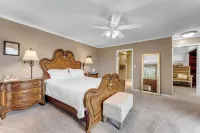 Spacious Lake-View Home + Cottage, Family Getaway Near Branson, Boat Parking Hotels in Ruth B Rural Township