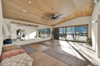 Creekside Cabin: Redlight, Yoga Studio, Sauna, & Cold Plunge; 10-min to skiing