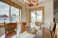 Bozeman's Modern Retreat: Experience Rustic Luxury