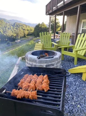 Shenandoah Serenity - Luxurious Mountain Cabin - Swimming Pool, Spa, Jacuzzi! Отели рядом с достопримечательностью «Скайленд»