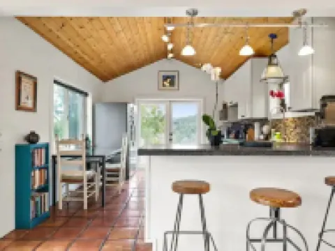 Topanga Secret Cottage Hotels in Topanga