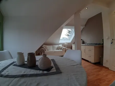 Quiet and centrally located apartment on the top floor of an old villa Отели в г. Фалькензе