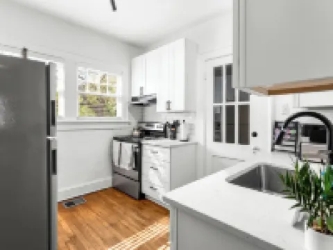 Charming 2-bedroom apartment in dowtown Decatur/ 20 min from downtown ATL Hotels in Decatur