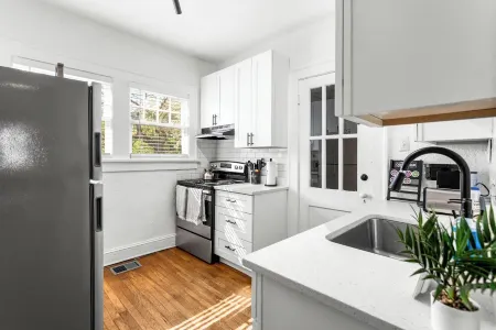 Charming 2-bedroom apartment in dowtown Decatur/ 20 min from downtown ATL