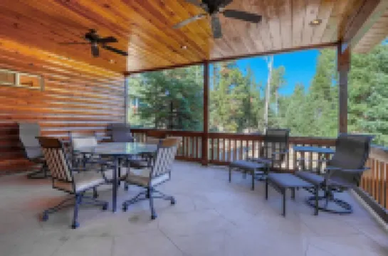 Mountain retreat in Duck Creek. Prime location.