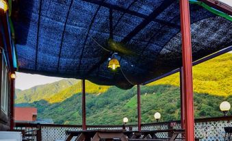 Gurye Solbachi Boineun Punggyeong Pension