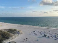 Beachfront 2 Bedroom!Sale!! Great Views! Walk to Beach & Restaurants! Hoteles en St. Pete Beach