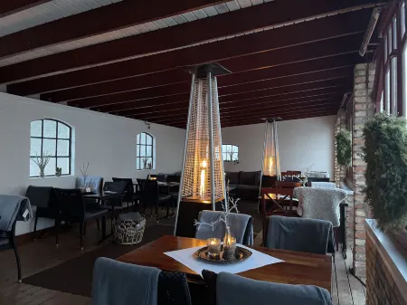 Husargårdens Bed & Breakfast Отели в г. Шебу