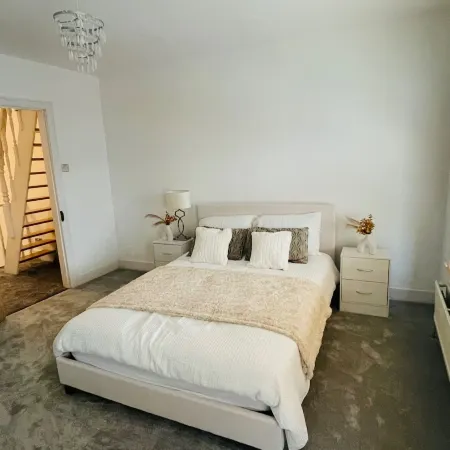House - Sleeps 6 - Garden - Parking