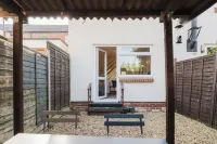 Corner House - Bright 2 Bed in Cheltenham - 2-Star