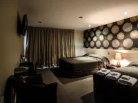 Racecourse Hotel and Motor Lodge Hotels near Dakota Park