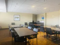 Microtel Inn & Suites by Wyndham Whitecourt - ที่มีที่จอดรถ