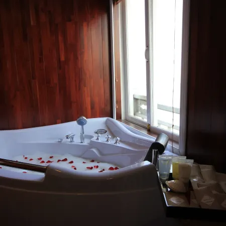 Signature Halong Cruise
