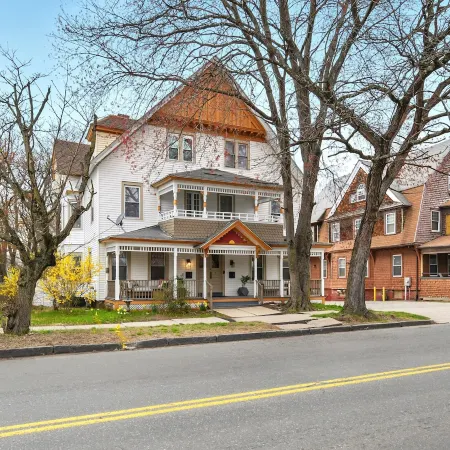 Modern Victorian 3BR 2BA Apt with Parking