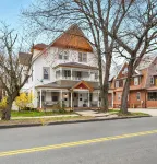 Saint James Manor - Sleeps 24 in Style & Comfort with Parking - Boutique