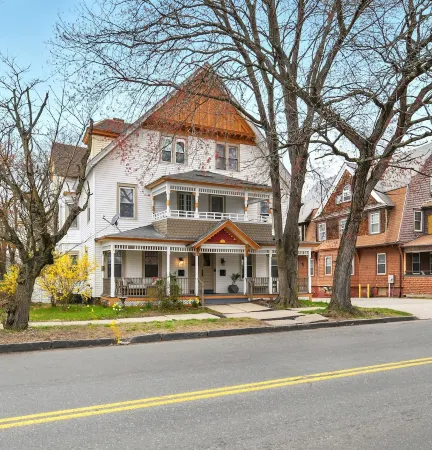 Modern Victorian 3BR 2BA Apt with Parking Отели в г. Спрингфилд