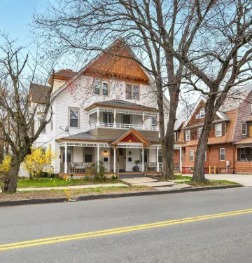 Modern Victorian 3BR 2BA Apt with Parking