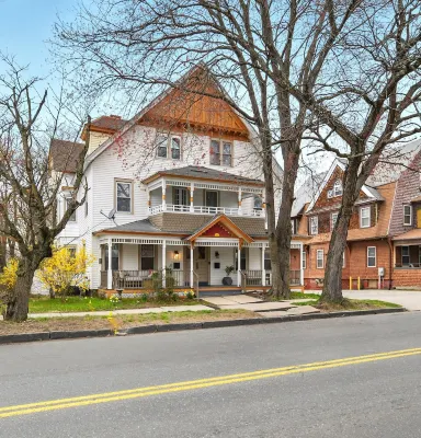 Modern Victorian 3BR 2BA Apt with Parking Hotels in Springfield